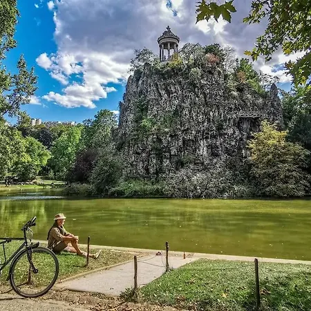 Paisible Parc Des Buttes-chaumont Paris